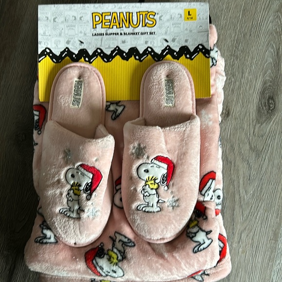 Peanuts Shoes Peanuts Ladies Gift Set Blanket And Slippers Poshmark